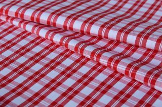 🏡 Už se těšíte na léto na chalupě? Červená jí určitě bude slušet, třeba na záclony, či ubrus je vzor Sandra jako stvořený!...